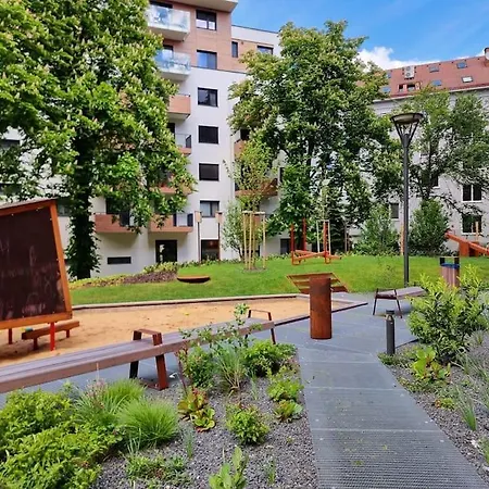 Daire Zwirn, Free Parking, 24/7 Access